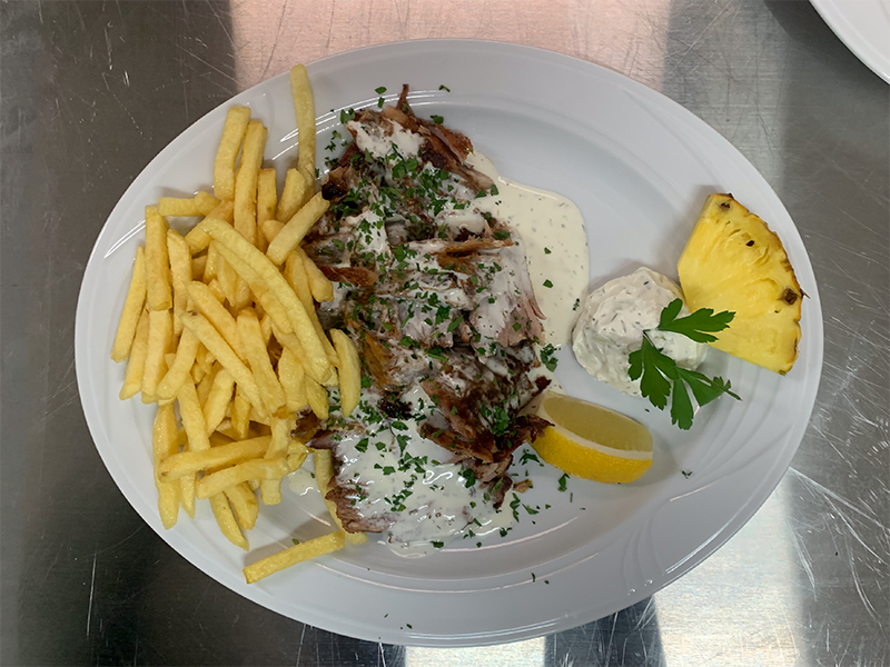 Gyros met looksaus en frietjes